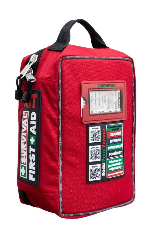 Lékárnička SURVIVAL First Aid KIT Large — červená brašna s barevně značenými sekcemi a QR kódy na aplikaci iFirstAid