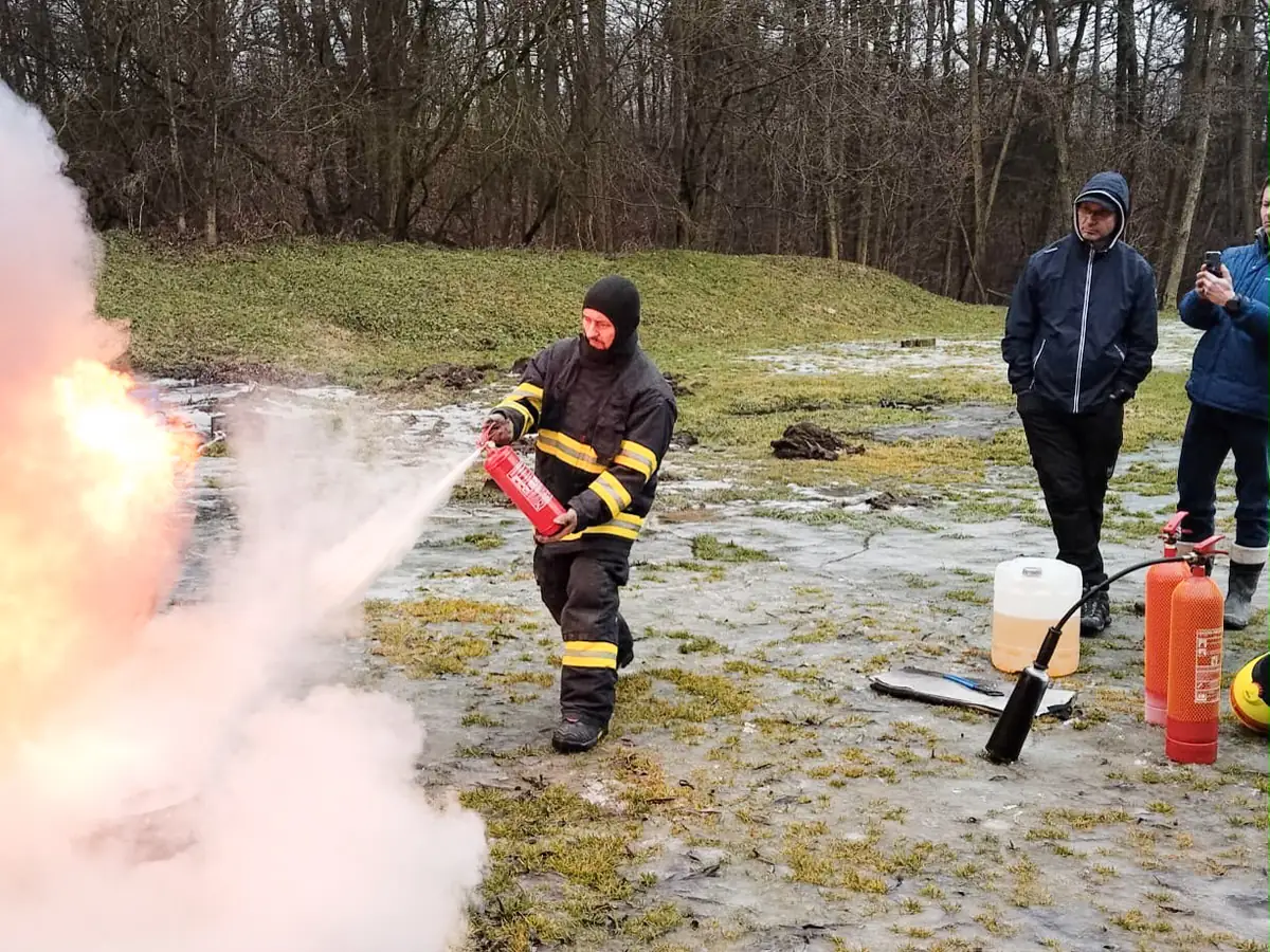 Foto z praktického hašení
